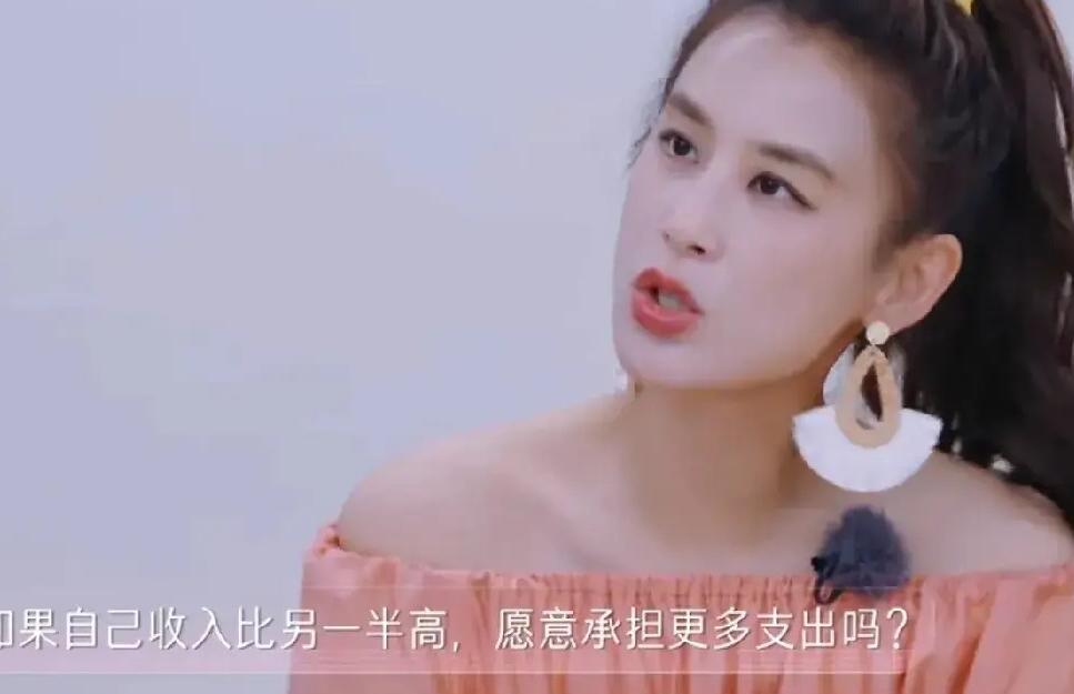 黄圣依问：“如果你们的收入比另一半高，愿意承担更多支出吗？”陈梦答道：“都结婚了