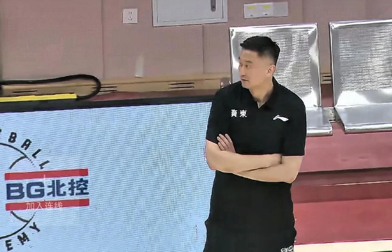 广东全运会男篮10分输给黑山二队，对手并没有尽全力，首发小前锋张皓嘉表现挣扎，扣
