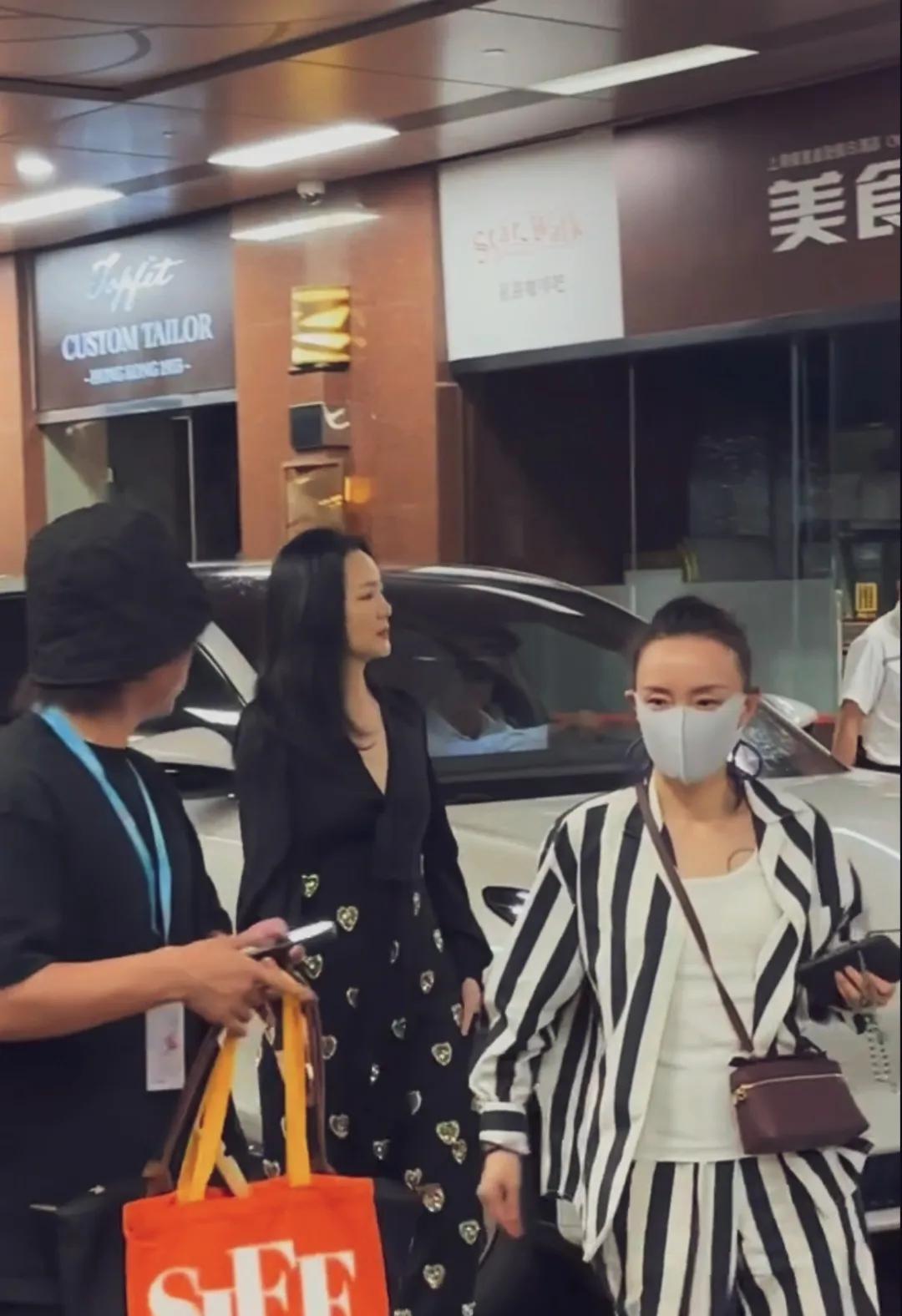 咏梅，温婉大气，着装得体，她的气质，她的微笑让人心情愉悦。难得的好演员！#咏梅#