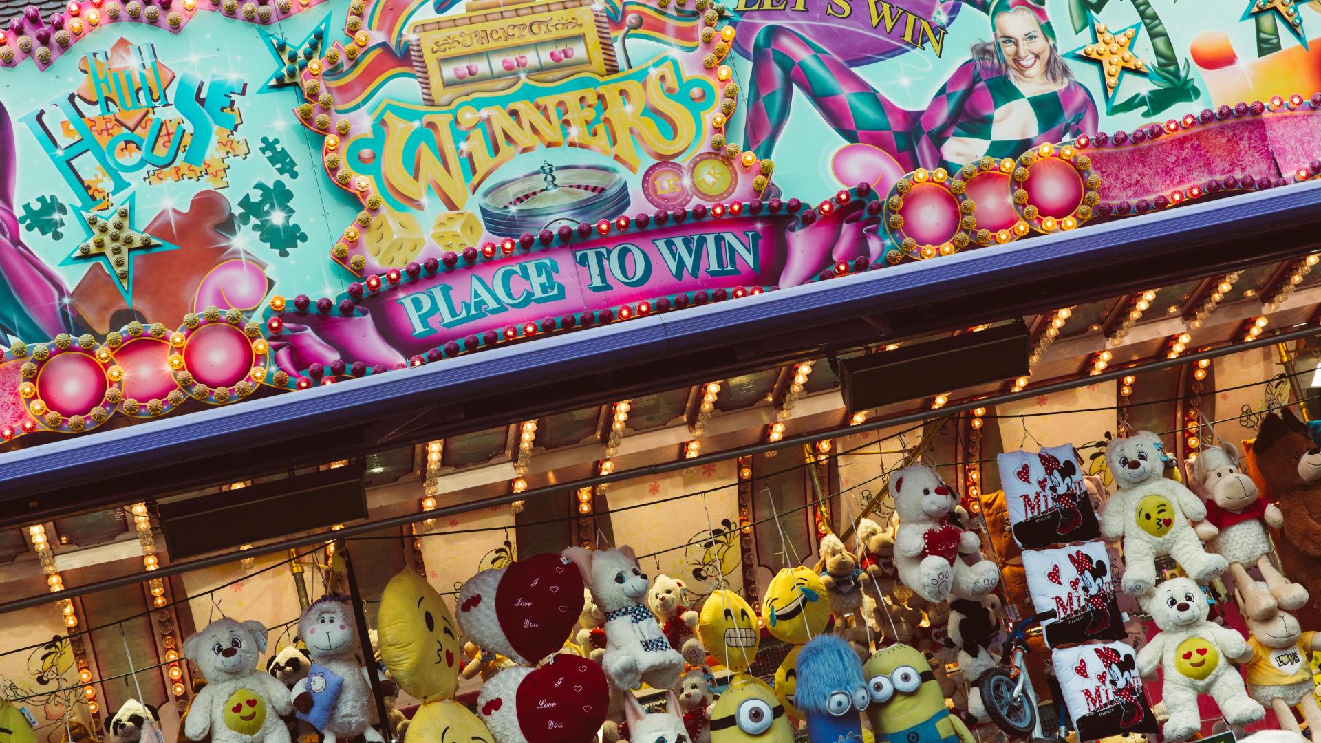 当我们买 Labubu 时，究竟在满足哪些心理需求？深度解析