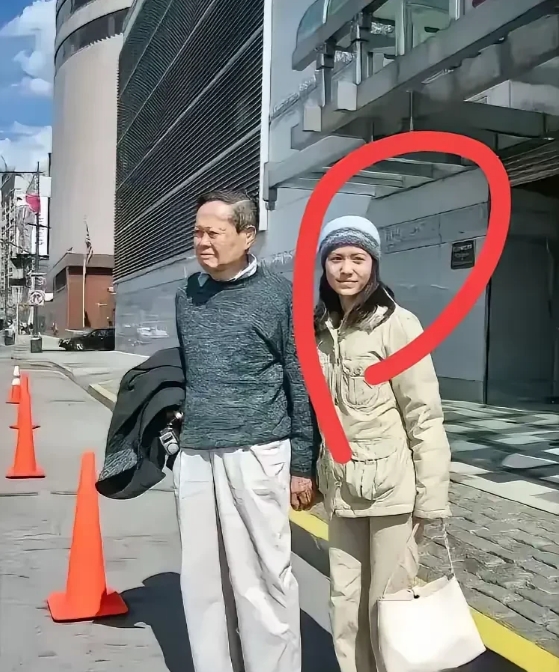 翁帆，想不到啊，才49岁就衰老成这样，这是一点也不在乎自己的外表了吗？怎么也是嫁