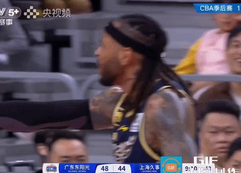 高压的季后赛，广东队已全力以赴，徐杰疑似假摔，杜峰教练申请录像回放时神情慌张，裁