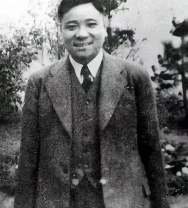 1939年，中共情报人员袁殊被76号抓获，李士群要他招供，谁知袁殊却一点都不慌，