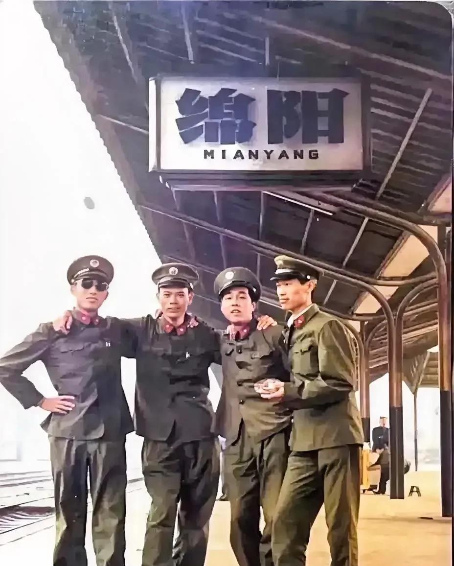 1987年，老山轮战硝烟刚散，几个从前线撤下的兵，在火车上偶遇一位揣着相机的乘客