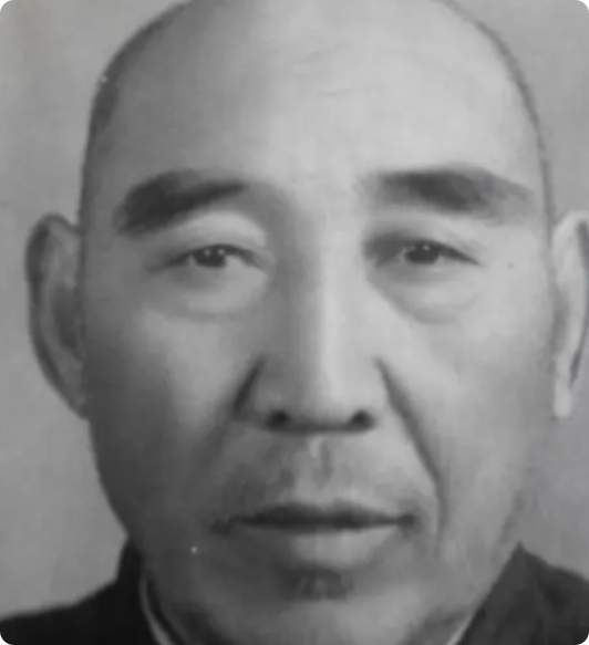 1936年，武术家寇运兴在德国柏林表演时，被一名芬兰拳击手挑衅，对方扬言：“要么