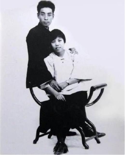 1925年8月8日，周总理和邓奶奶在广州结婚。这是他们的结婚照。 ​​​

