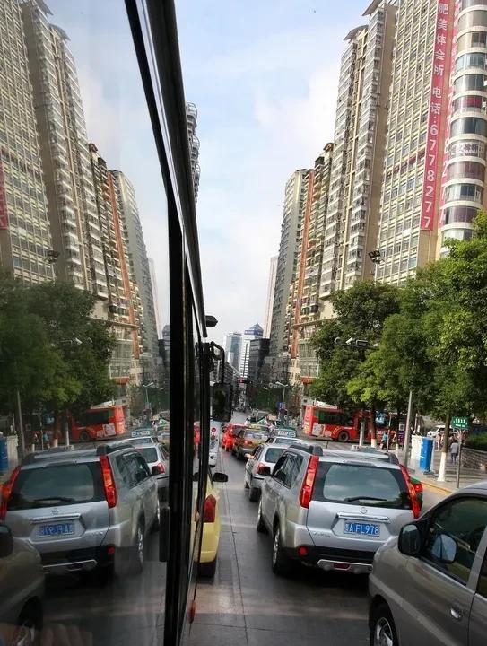 上班族的朋友们，我们是来上班赚钱的，不是来交朋友的，在工作当中遇到不开心的事情，
