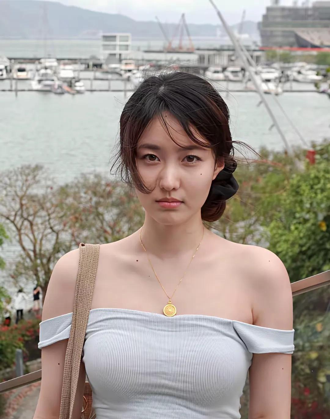 刷到这几张图，评论区直接炸锅！有人追着骂 “故意穿露肩裙扮女人味，想博眼球想疯了