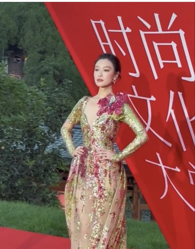 倪妮 这次在栩栩华生红毯上简直美到犯规！她穿的那条“繁花裙”，就像把春天的花海穿