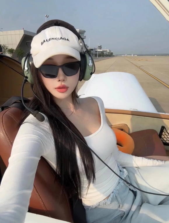 机场机舱自拍，头戴Balenciaga帽子，墨镜帅气出镜！
