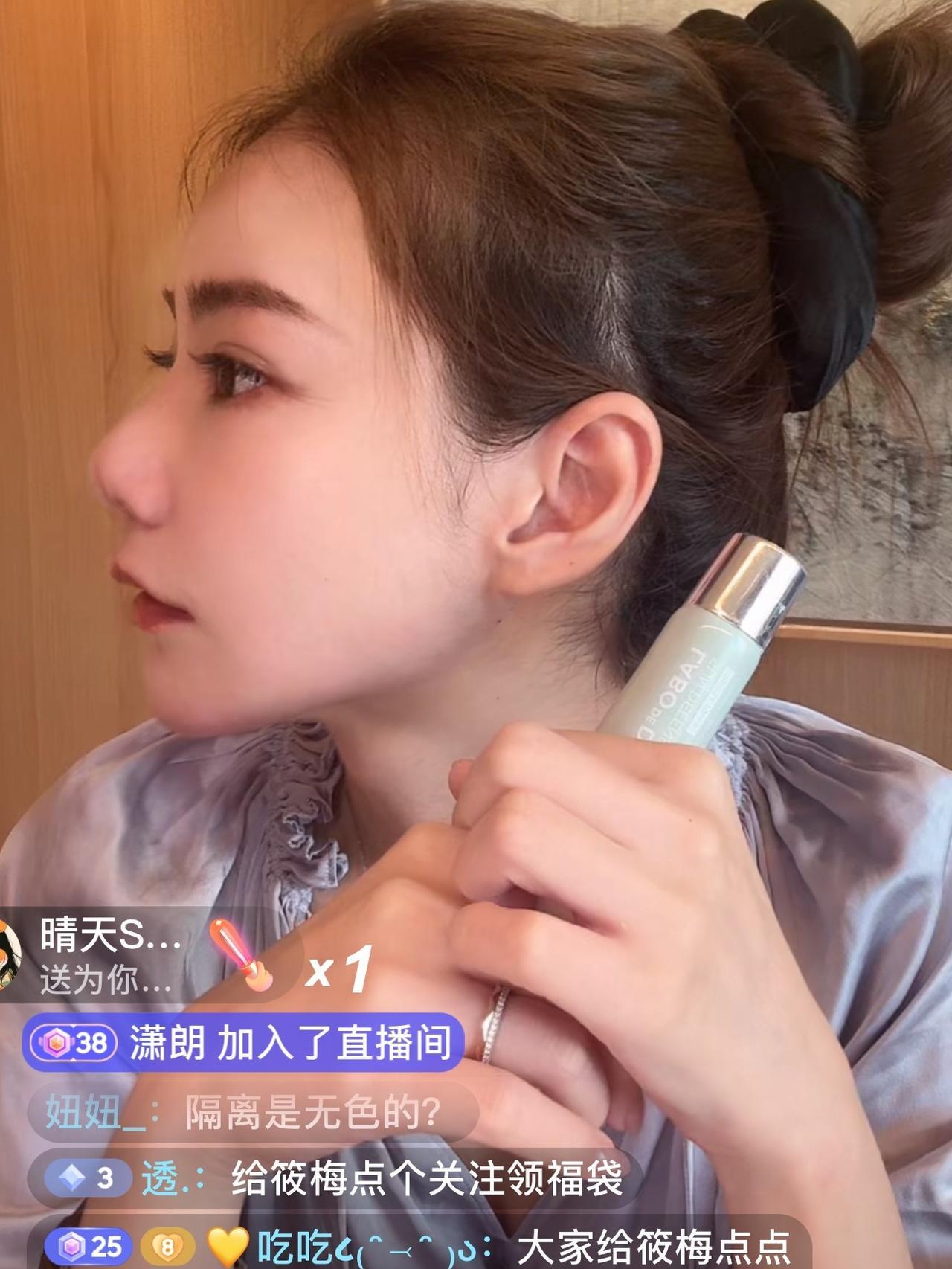 马筱梅在直播
汪小菲就在客厅里忙碌着！有网友问怎么听着家里这么多人啊？筱梅笑着讲
