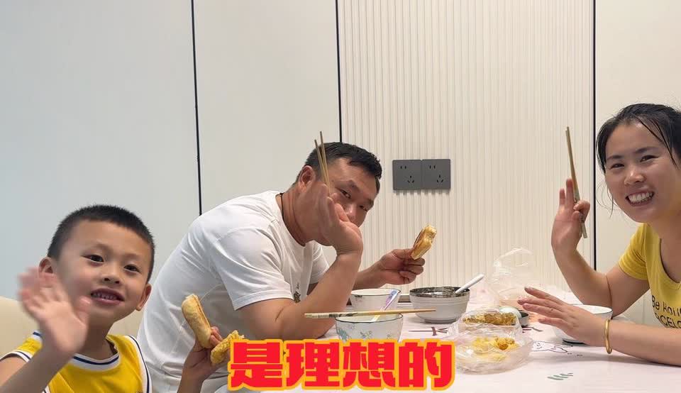 小红太会给自己脸上贴金了，你心疼你的老公很正常，还说粉丝们惦记着云飞，主要是刚结