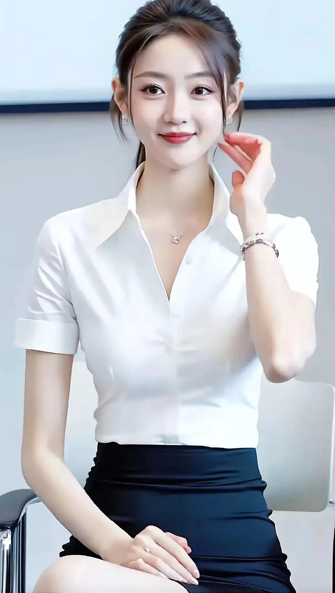 这个美女好漂亮
肤白貌美
白色衬衫
黑色短裙
性感迷人
太精致了
是你喜欢的类型