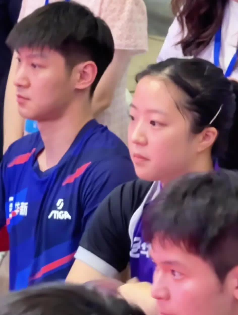 怎么这么逗人爱，左边是弟弟右边是哥哥，小胖妹，黄石热吧 [呲牙] 黄石人更热  