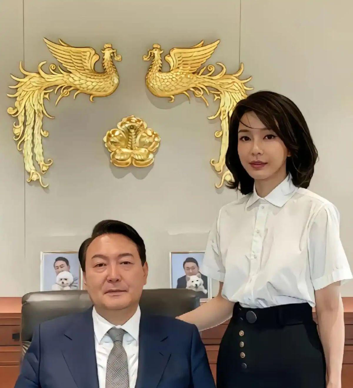 尹锡悦老婆一脸绝望走出法庭，以后只能在看守所睡地板
当地时间12日深夜，韩国法院