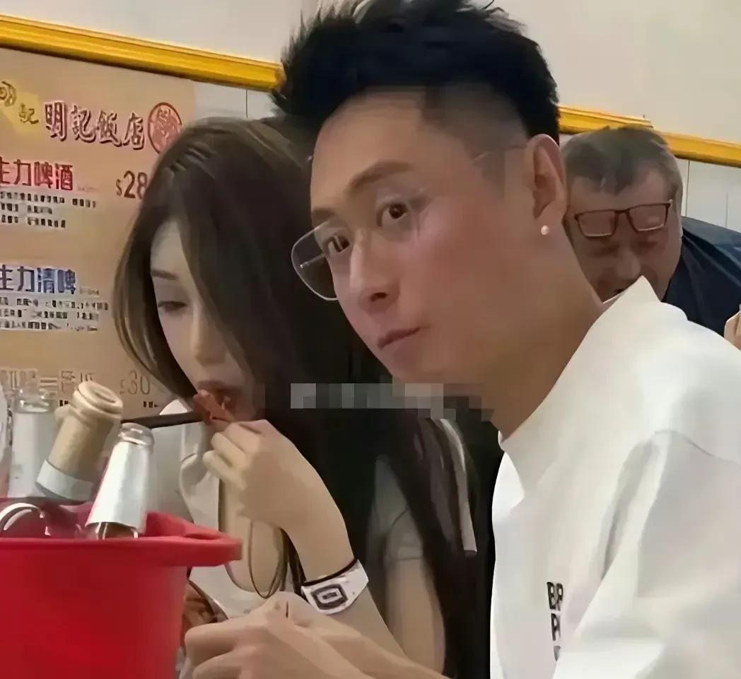 买超又有了新欢，一张网红胶皮脸，不知道的还以为是仿真机器美女人呢！
跟张嘉倪差远