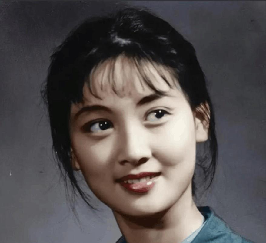 她好美啊，一双大眼睛是灵动的美，还有这满是胶原蛋白的皮肤，嫩的都能掐出水，这样的
