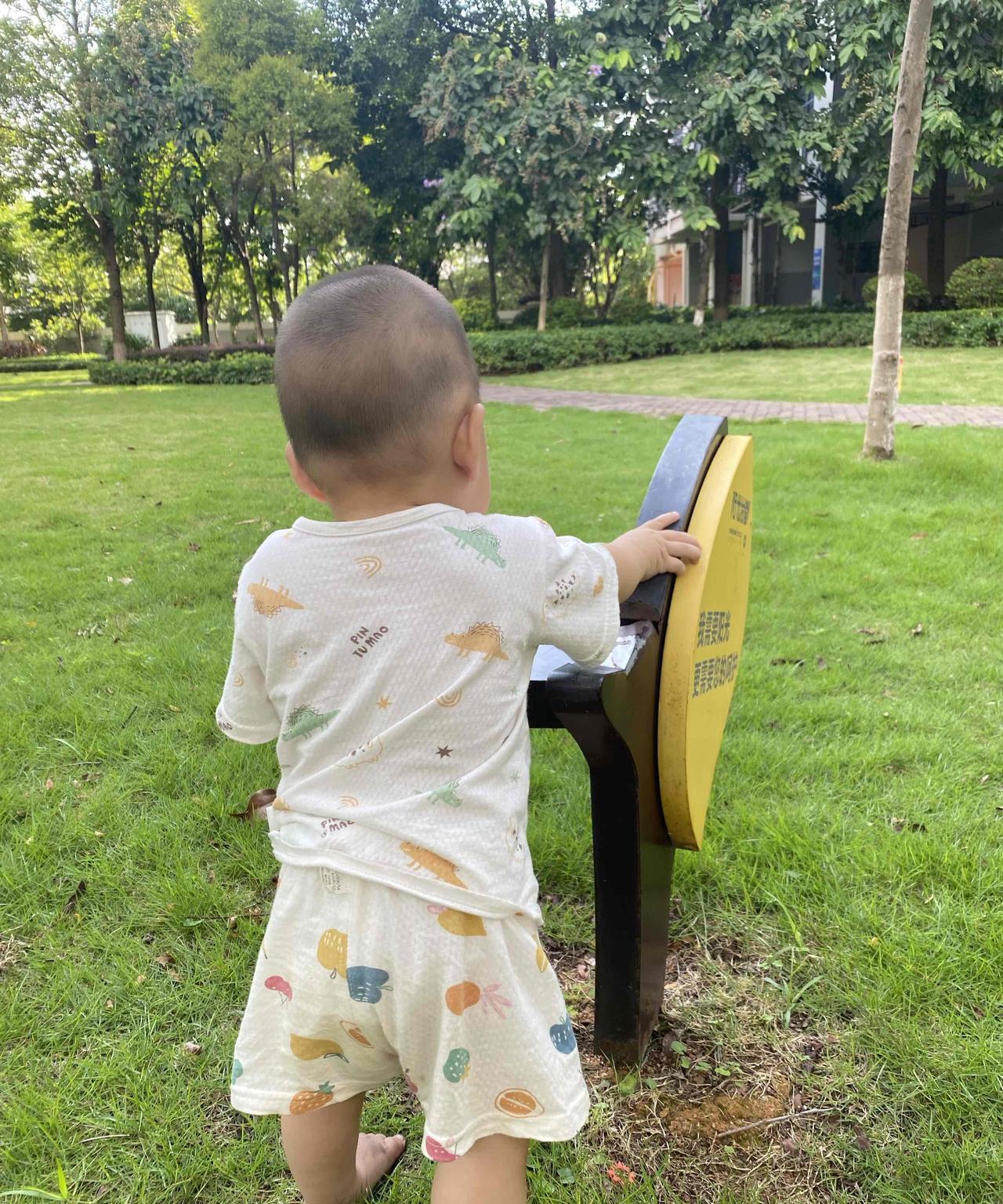 带娃以后才知道：
1.宝宝会说话以后真的会有十万个为什么等着你。
2.吃饭的时候
