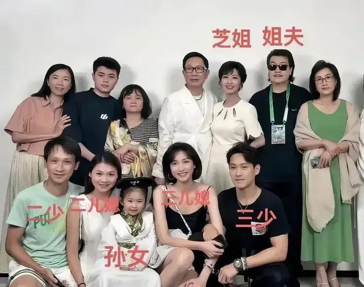 赵雅芝，53年出生，已经72岁了，还在努力赚钱。一人上班，养活全家，一个老公，三