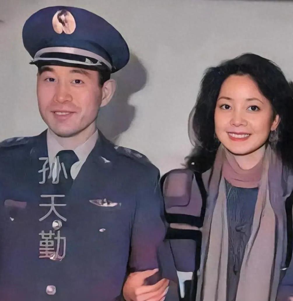 1983年，叛徒孙天勤，镜头中的他穿着军装，嘴角微扬，露出一丝笑容。
麻烦各位读