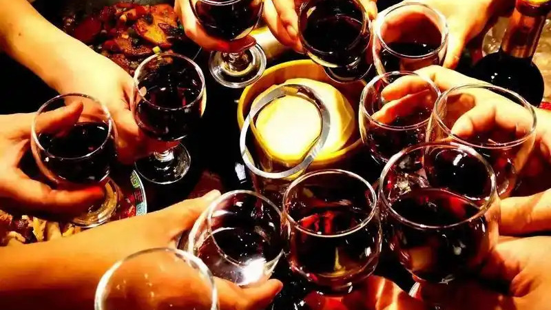 国企高管接受有偿陪侍被停职调查，事发原因耐人寻味，更多细节流出