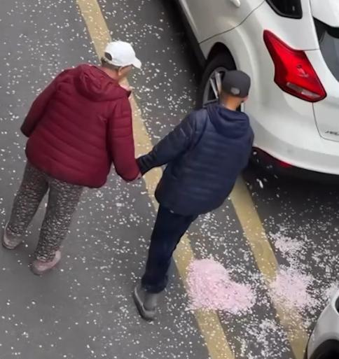 “日子怎么可能和谁过都一样”，安徽合肥，一对老人手牵手在小区遛弯，爷爷突然弯下腰