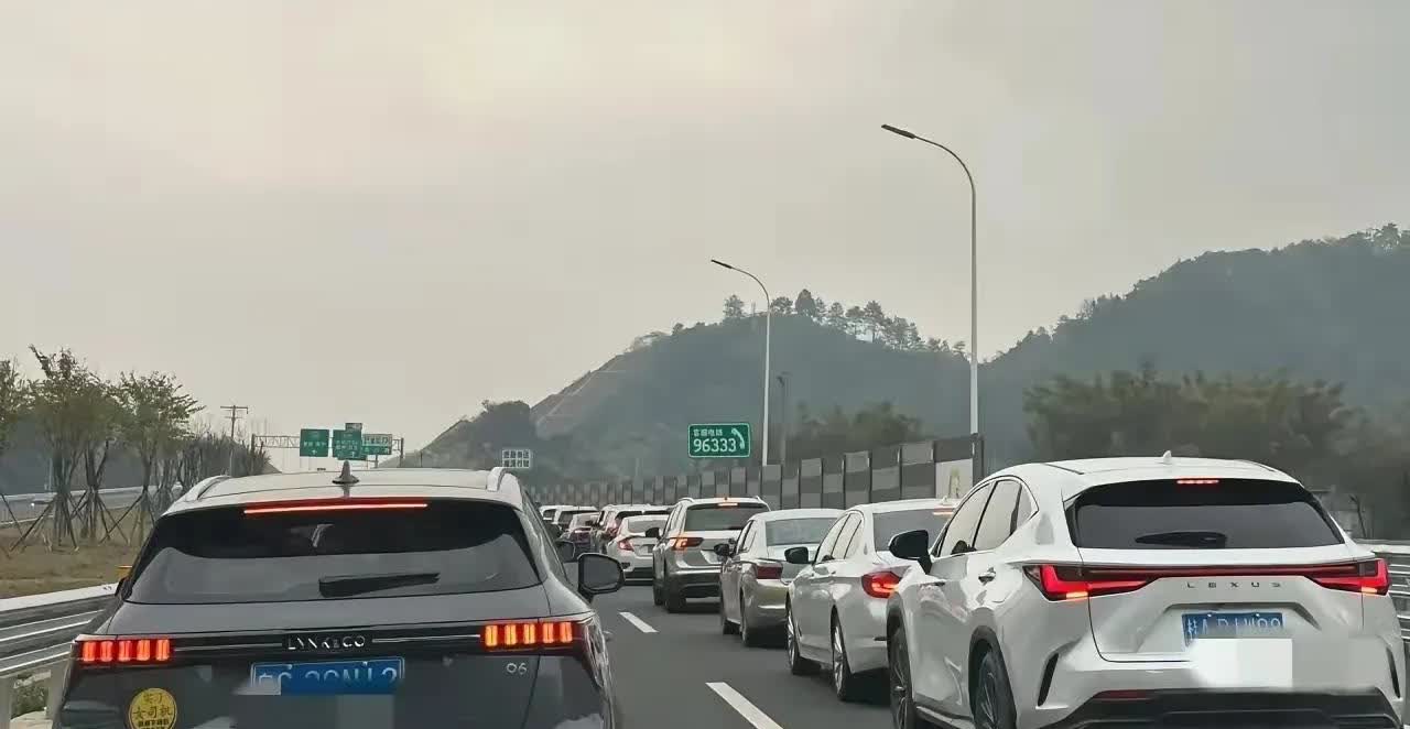 此刻正在高速公路上行驶，这时候就能理解网上朋友提出的那个疑问了：油车加满油能行驶