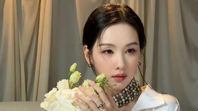 陈都灵这波国剧盛典造型，是把缎面柔奢焊在温婉骨相里的珍珠优雅教科书