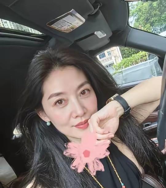 53岁的中年人女人形象，按漂亮100分计算，我能打多少分…