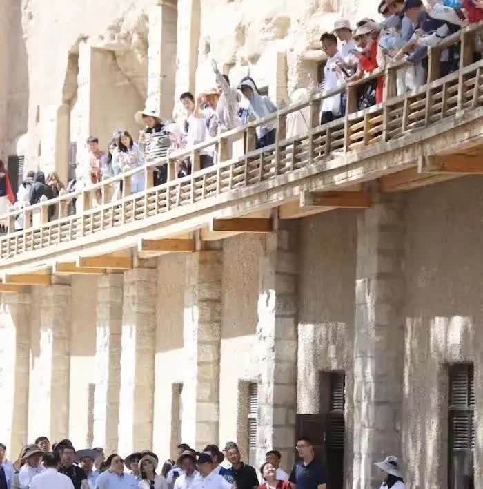 民众的一句“小马哥”让马英九迷失了方向沉醉在此趟敦煌之旅中，他还有说有笑的表示：