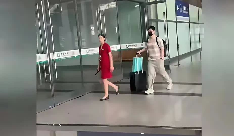 乒超后小胖独自乘坐高铁离开，还是来时那一身安踏，精神利落，背着双肩背包，拖着行李
