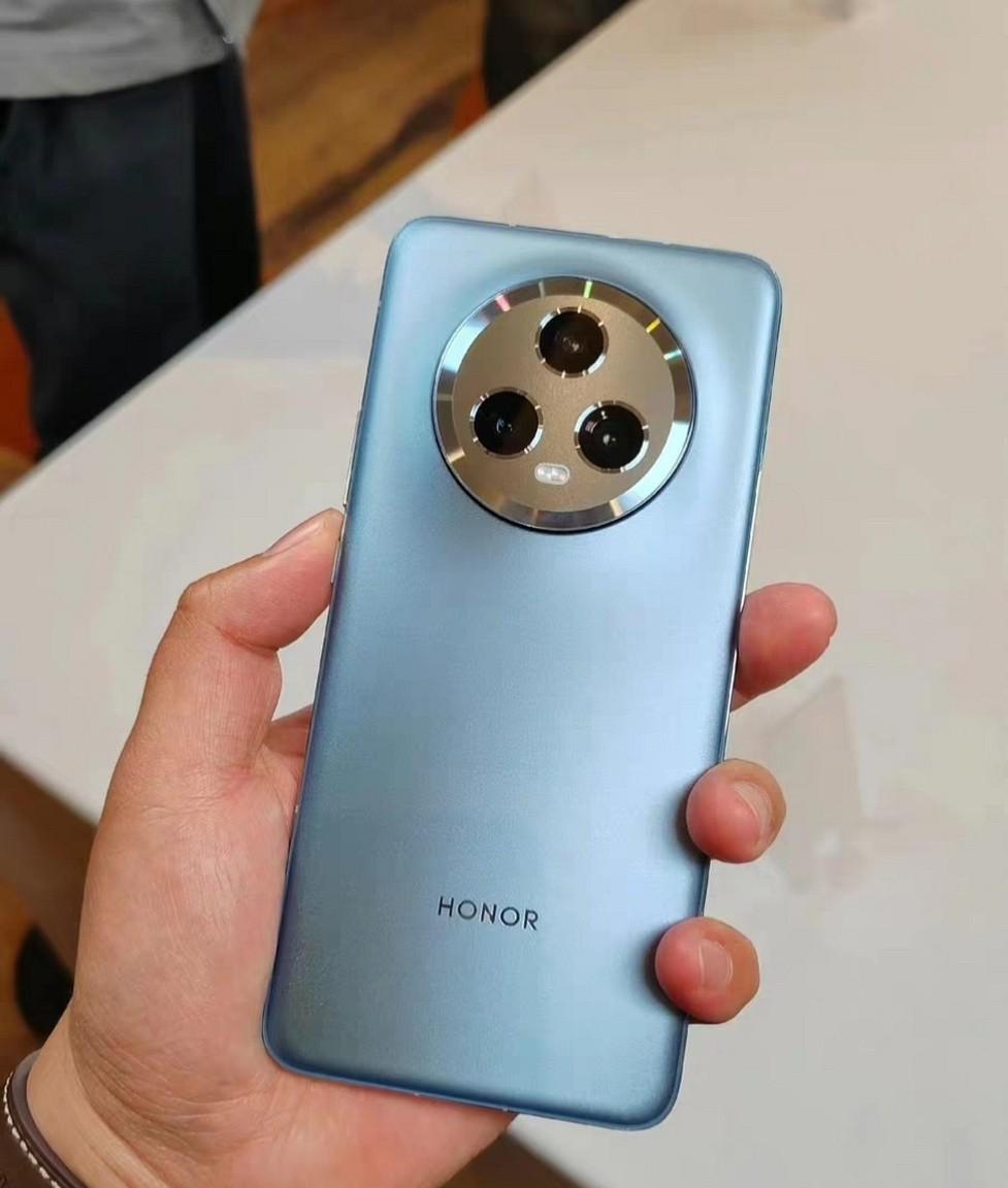三星S25 Ultra后置摄像头模组是竖形排列，iPhone16 Pro Max