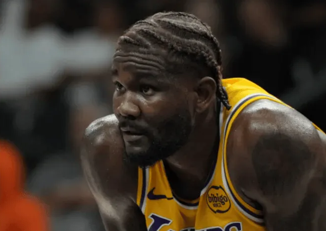 艾顿：上半场空中接力时背部扭伤了，周日的比赛可以出战
今日NBA杯小组赛，湖人1