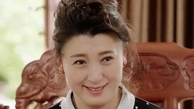 闫学晶“哭穷”言论引爆全网，为何明星道歉比登天还难？