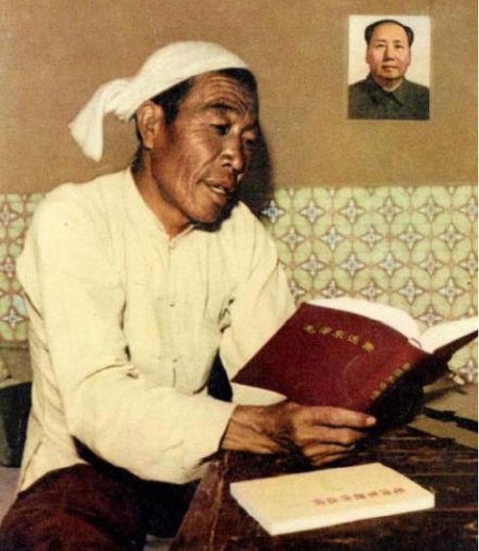 陈永贵当了副总理后，得知毛主席也不喜欢等级制，所以，即使在人民大会堂开会，仍穿老