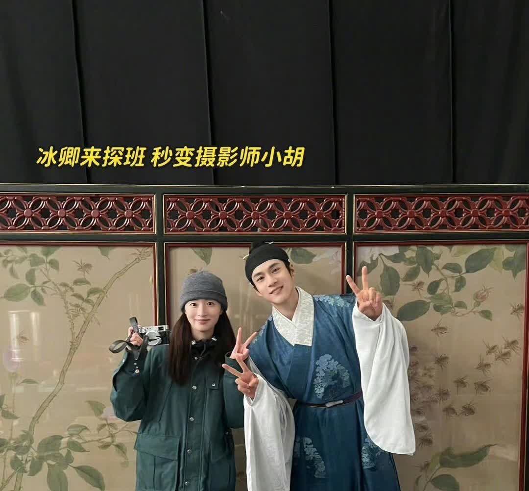 哇哇，在@韩东君ElvisHan 晒出的杀青十八宫格里，捉到一只探班的@胡冰卿 