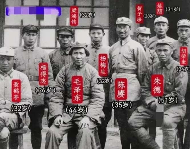 #分享一张充满温馨回忆的老照片#
1937年，在延安那段艰苦卓绝的时期，留下了一