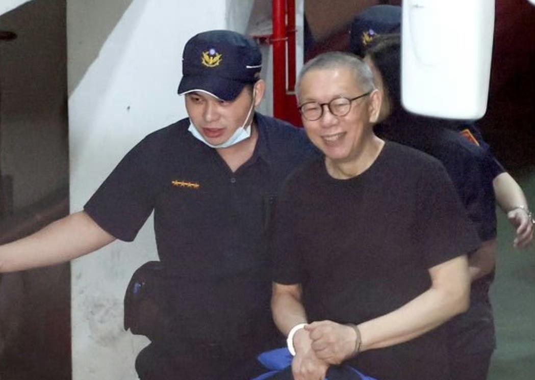 柯文哲终于可以出来了
9月5日，台北地院做出裁定，柯文哲和应晓薇分别判7000万