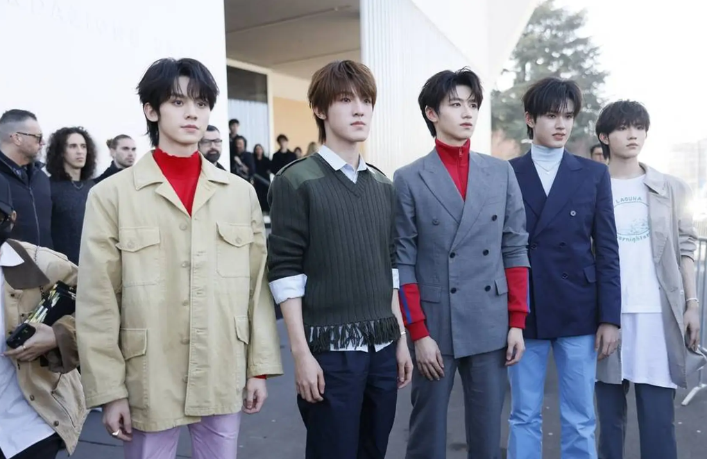 TOP登陆少年亮相Prada2026秋冬米兰时装周看秀