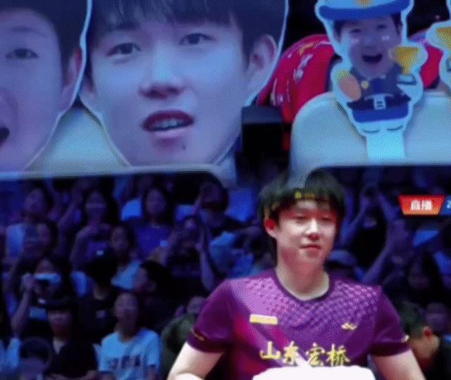 这孩子到底笑啥？
全场观众盯着他嘴角，愣是比比分更新得还快。
导播把镜头推近，王
