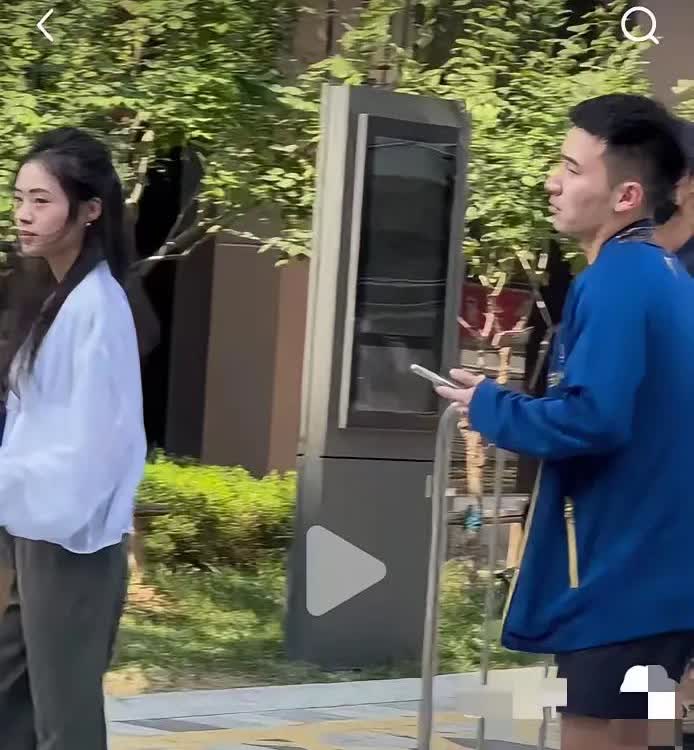 好幸福的牛牛！
6月11日，牛冠凯带未婚妻来上训啦！

昨天的比赛牛冠凯打