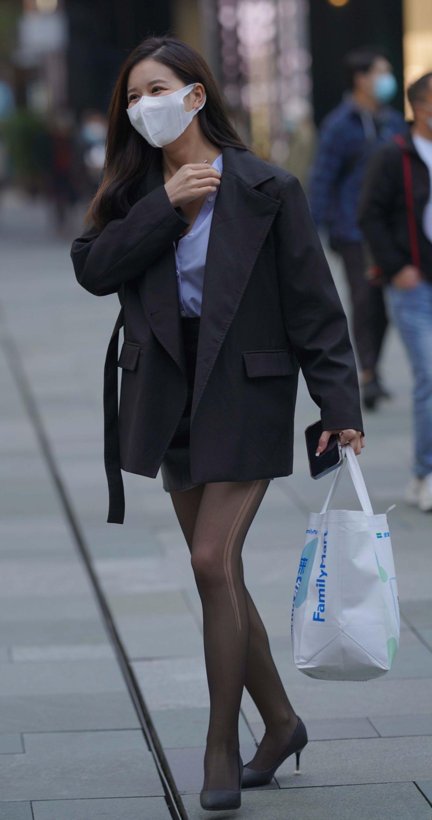 送女上司去机场赶早班机，结果路上大堵车差点误机。