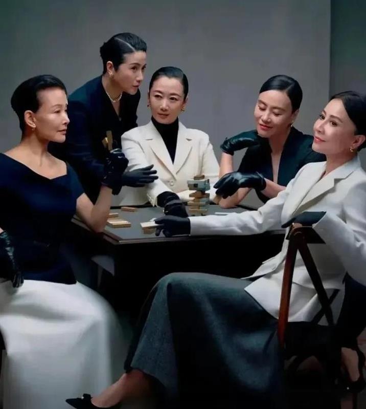 如果能把这五位都认出来，你绝对是影迷中佼佼者！
左二起颜丙燕，赵涛，邬君梅，刘嘉