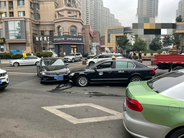 刚把红布条摘了就出事故了
开了3个多月车没出事故，刚把红布条摘下来几天就出了，这