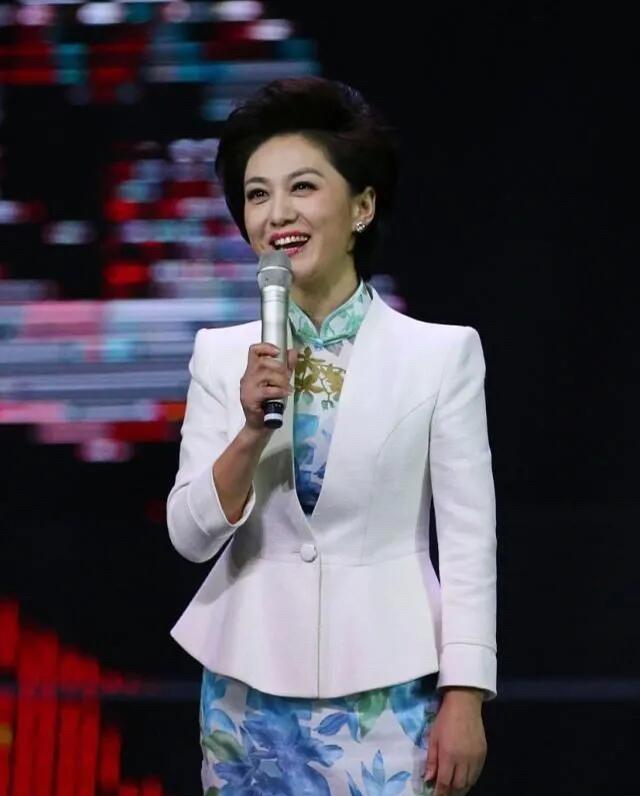 她形象好、气质佳，是央视最美的一个主持人，不管在什么时候，脸上都洋溢着自信点笑容