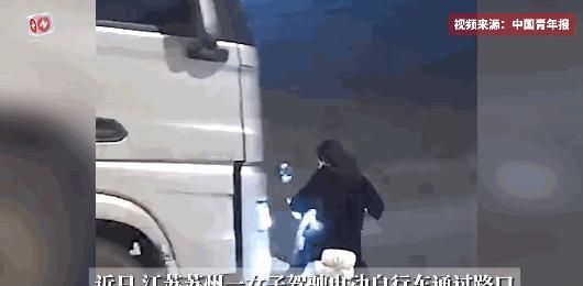 太冤枉了！近日，江苏苏州，一女子在路口骑电动车时，不仅打电话还闯红灯！结果进入右