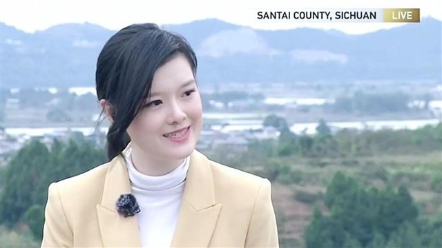 35岁邹韵现身上海大学，发型浮夸很端庄，为央视主持人大赛寻新人
