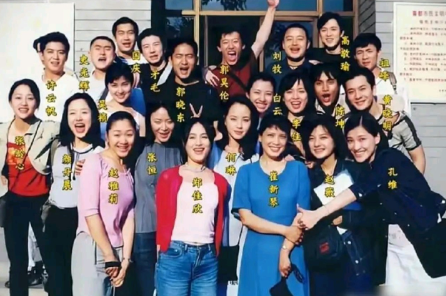 这个班真的有好多出名的演员啊！
有一说一，这里最帅的还真就是黄晓明了，是硬帅的那