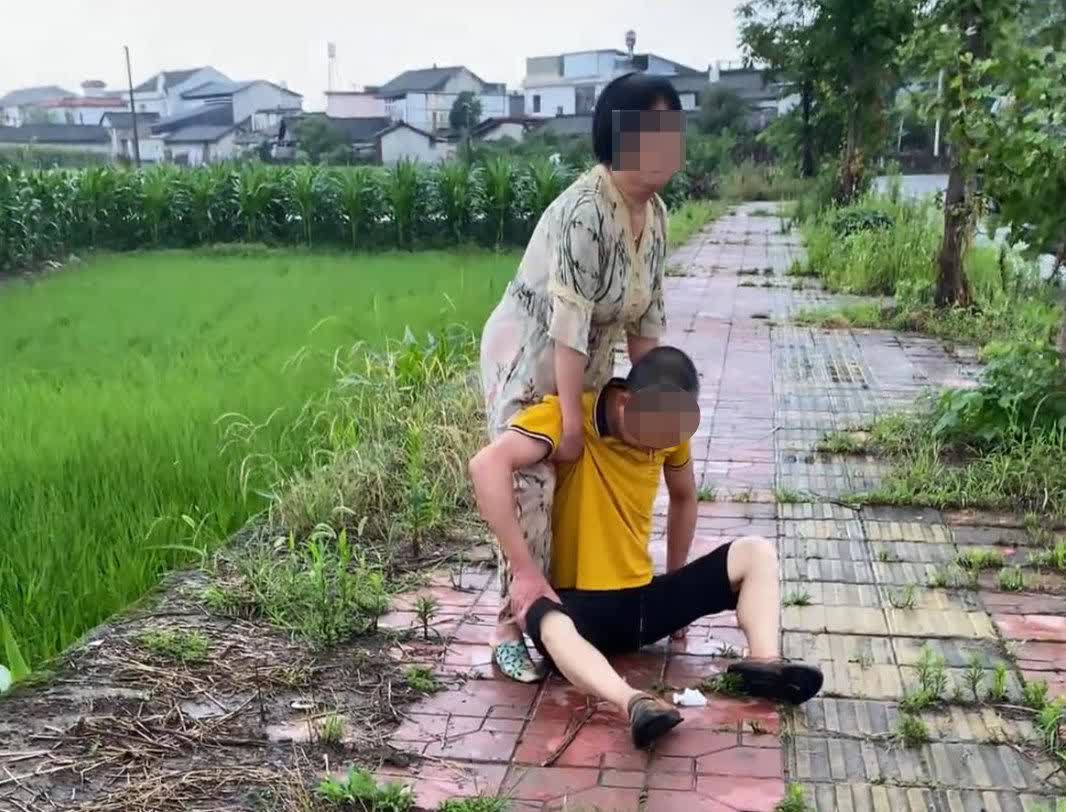 大哥啊，
你和老婆吵架归吵架，吵不赢女人也不能拿自己的生命开玩笑啊

7月