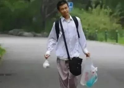 有没有发现游戏上瘾的孩子都特别爱喝饮料？
我家孩子就是这样，可乐，雪碧，冰红茶几